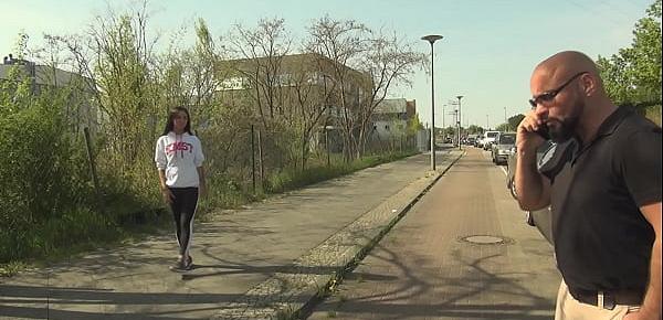 Notgeiler hässlicher alter Typ fickt junge 18jähres Teen für Instgram Fame
